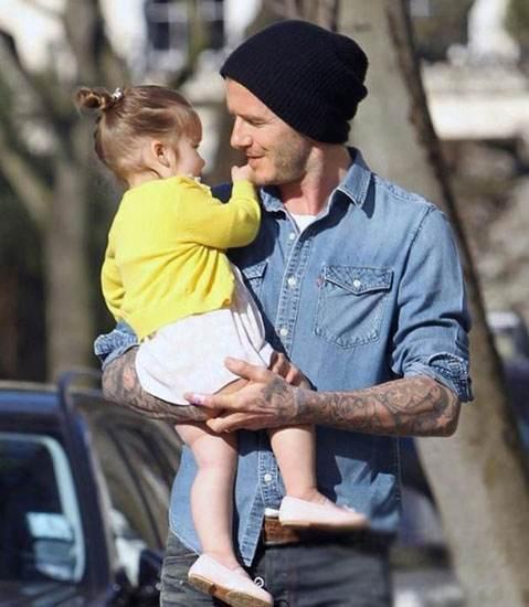 贝克汉姆亲吻小七画面温馨，却遭英国名嘴质疑父爱方式，争议不断