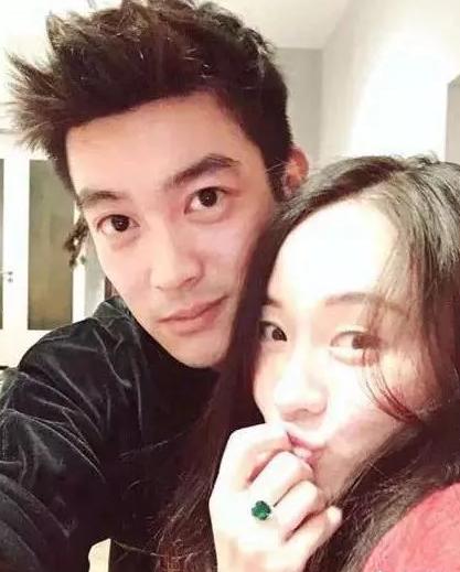 何猷君求婚钻戒有多大,何猷君求婚戒指戴哪个手指不知道