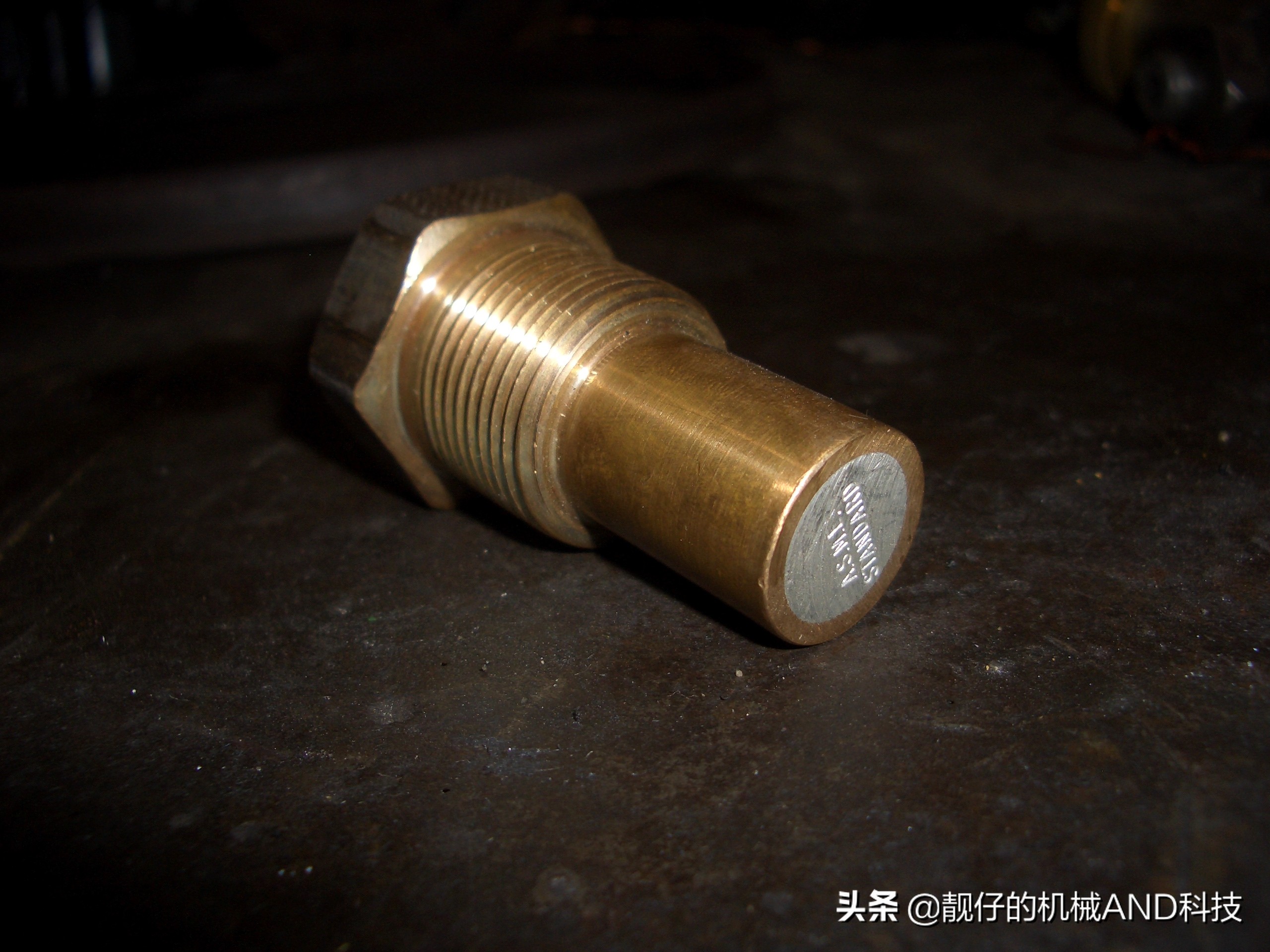 为什么很少见到飞机轮胎爆胎,飞机的轮胎那么小不怕爆胎吗