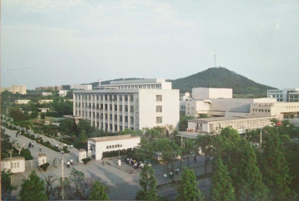 这所学校建立于体制内部,七十年的发展让它变成了如今这样?