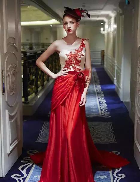 红色婚纱应该怎么搭配,红色礼服男士西装搭配