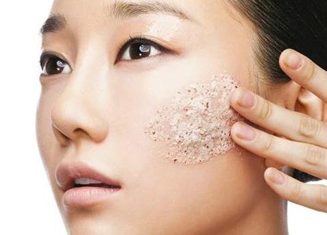 化妆搓泥是什么样子的,化妆搓泥和起皮的区别