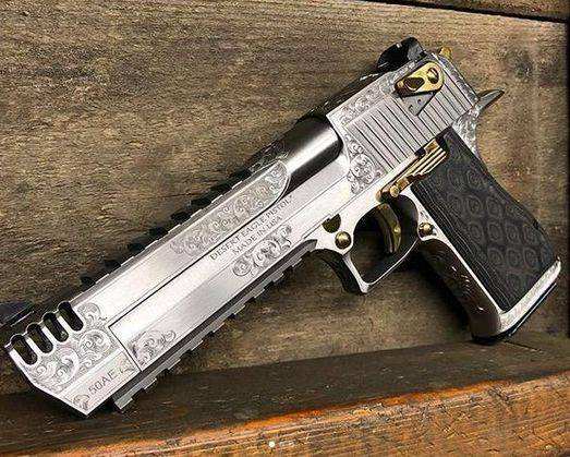 15米距离：周润发用手枪，邓飞虎用弹弓，哪个打得准？