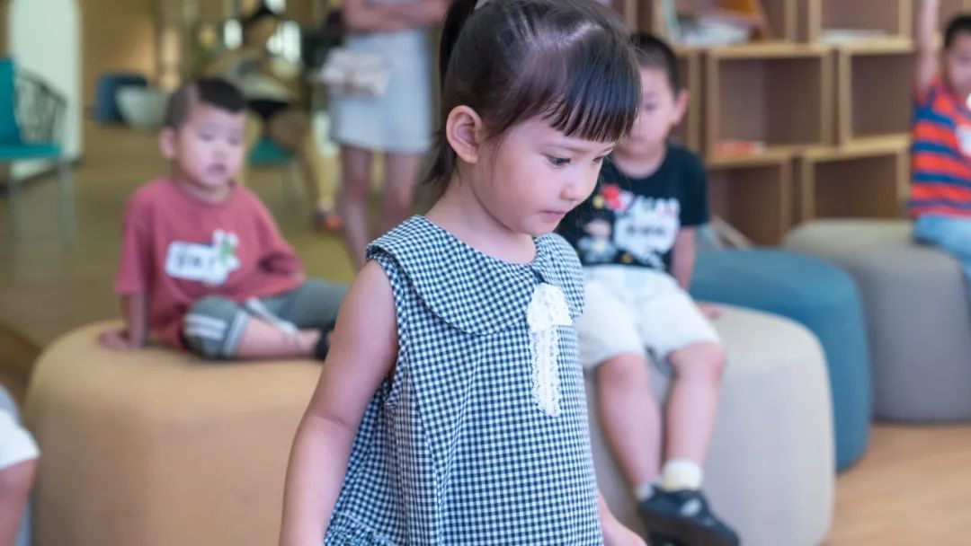 七色花绘本故事带图简短,彩虹色的花绘本故事告诉我们