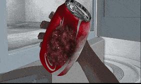 男孩喝碳酸饮料瓶爆炸,一小孩被喷泉水柱冲起