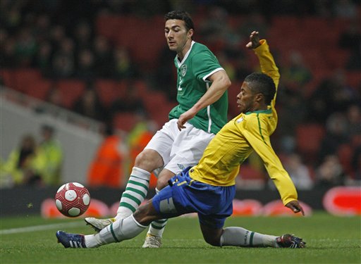 孙兴慜踢断戈麦斯照片,孙兴慜铲球致戈麦斯重伤后续