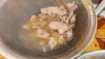 在民德路开了16年的水煮店,花甲肉腰子鸡脚都是心头好|城食19