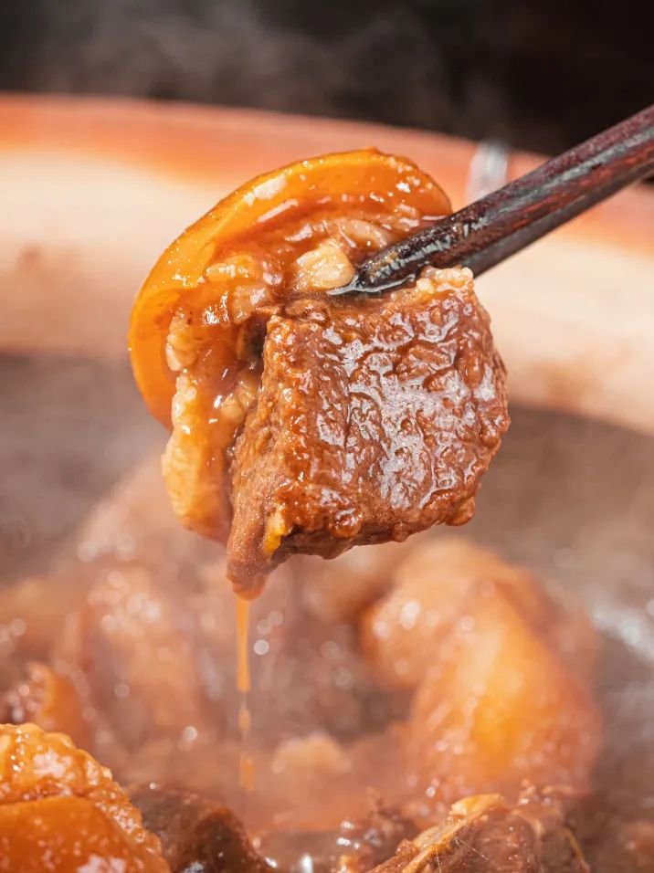 老西关炭炉羊肉煲，不给蘸酱！藏在村子里，门口停满豪车