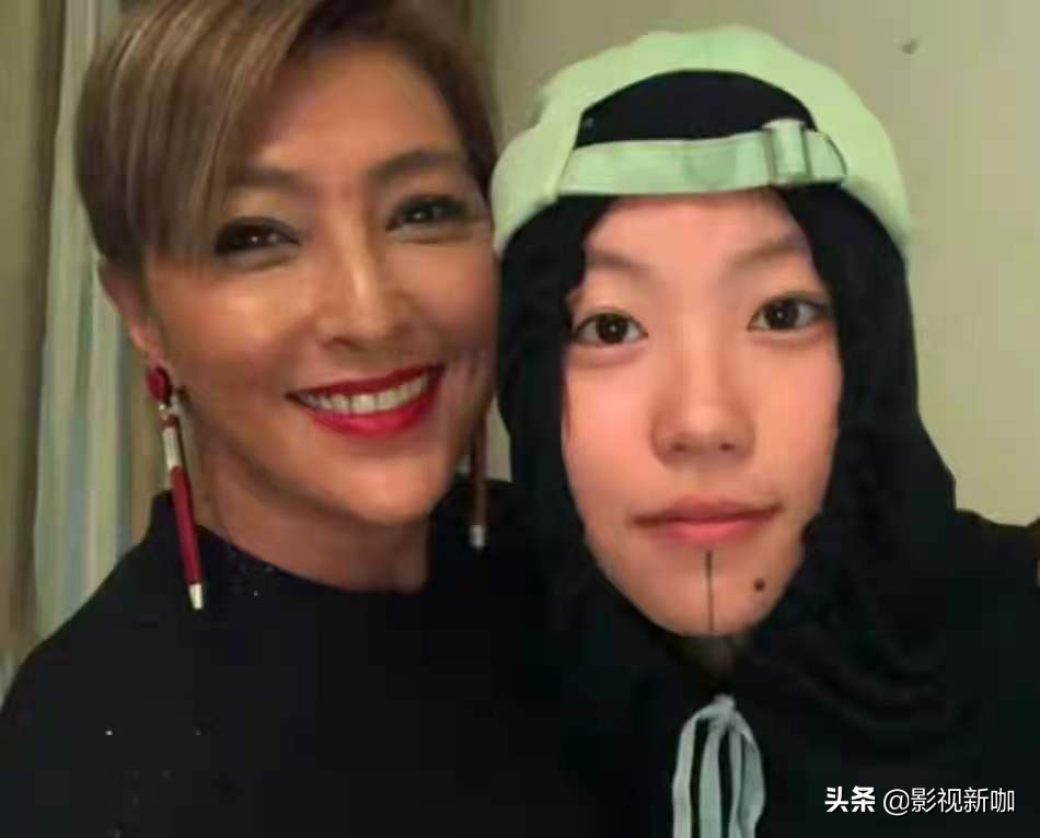 谢贤1993年拜年,谢贤拥抱孙子