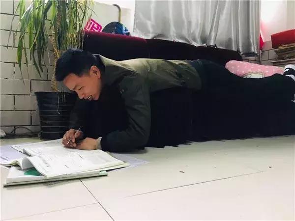 阜阳九中的张杰老师,你火了!但实在让人心疼…