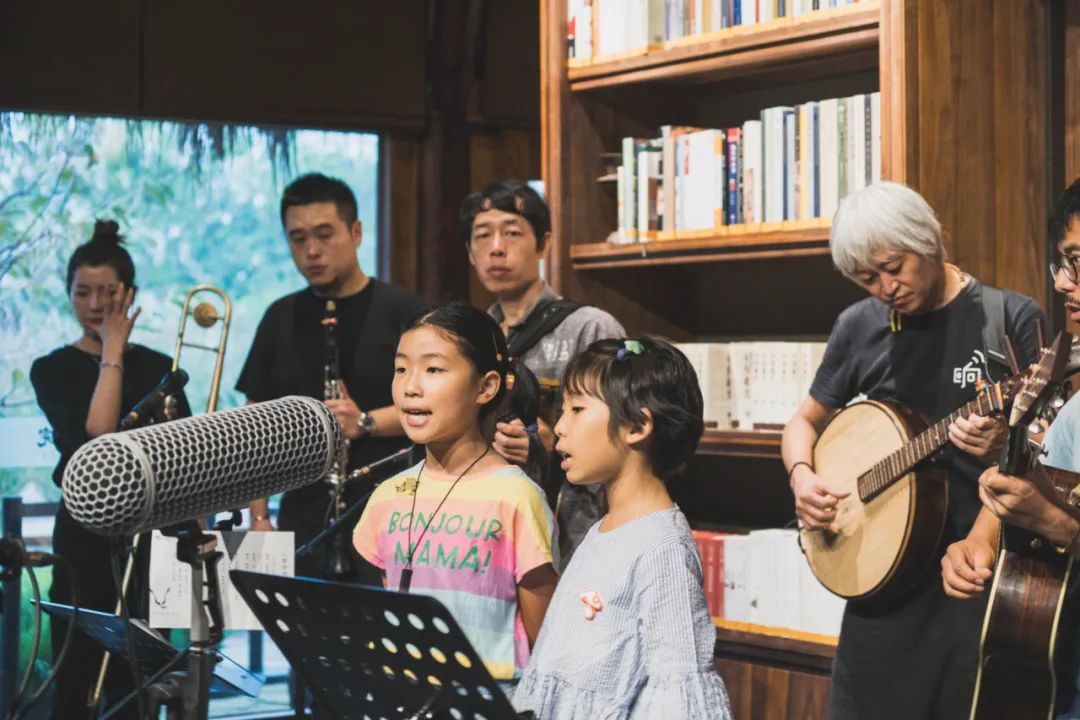 一个中年鬼才，整天逛公园，缠着大爷大妈给他唱歌