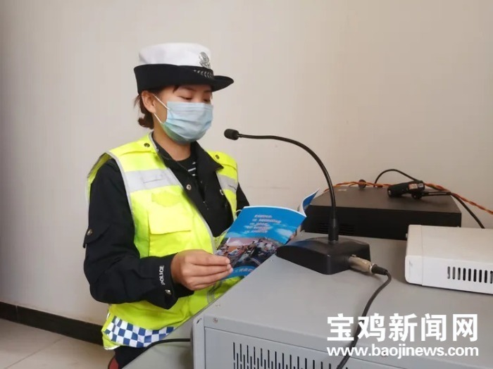 交警交通安全宣传提示,交巡警大队开展交通安全知识宣传