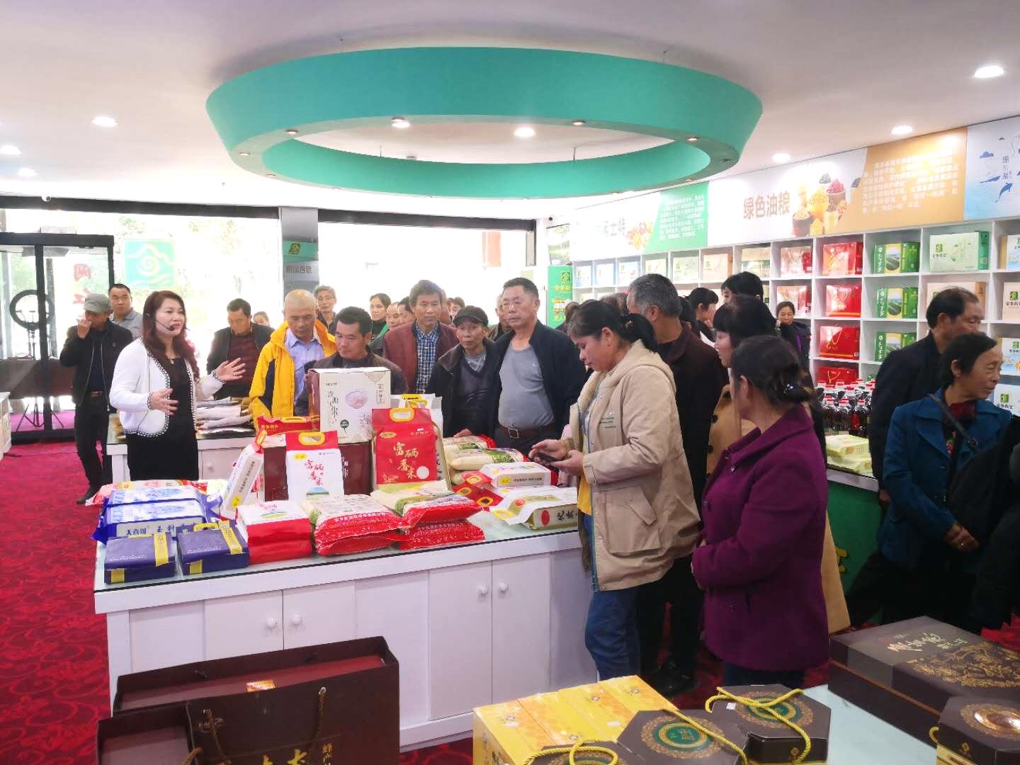 买5部手机注册5个微信号，常德女“村播”组团助农，滞销农产品成“网红”