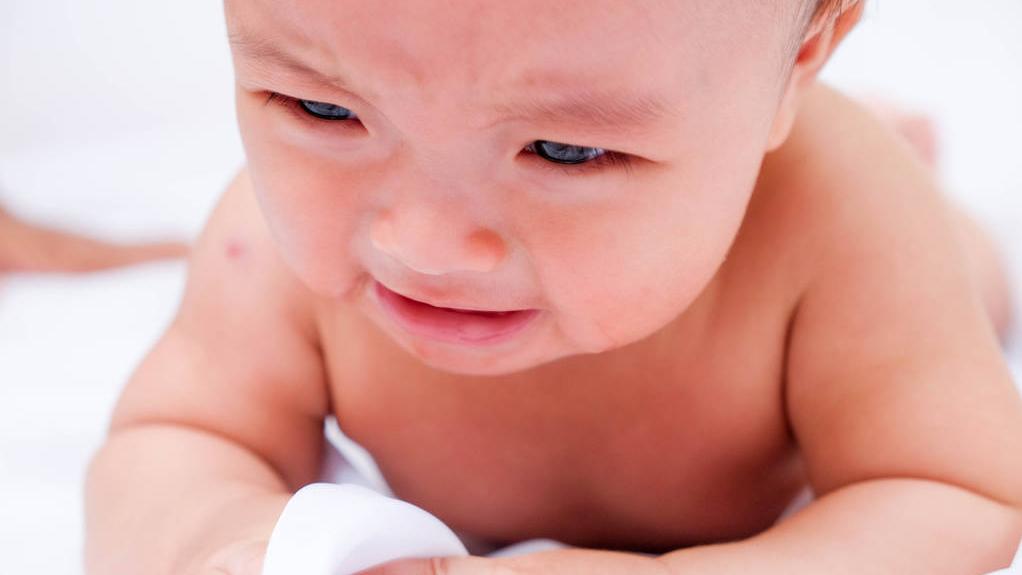 婴儿脱水热的症状及护理,新生儿脱水热是怎么回事