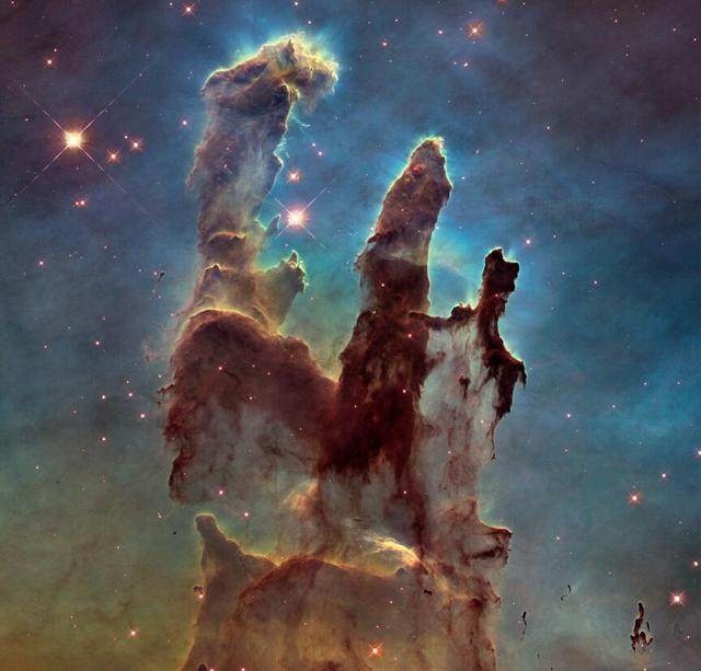 赫然伫立着鼎鼎有名的星云，虽然我们看到的只是7000年前景象