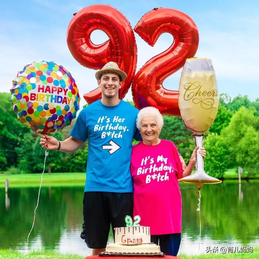 93岁奶奶恶搞27岁孙子一夜爆红！千万网友实力围观：奶奶太坑了！