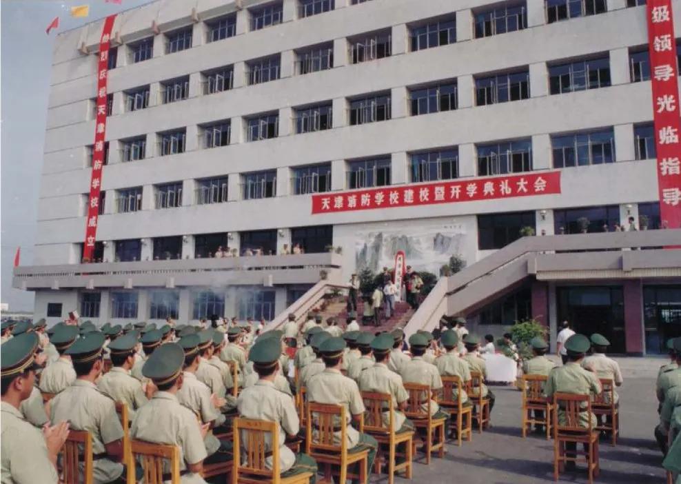 九十年代天津老照片图文,老照片1980年的天津街景