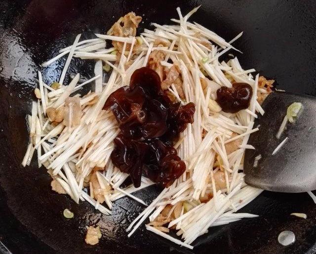 木耳怎么炒不会发出响声,怎么炒木耳不爆响