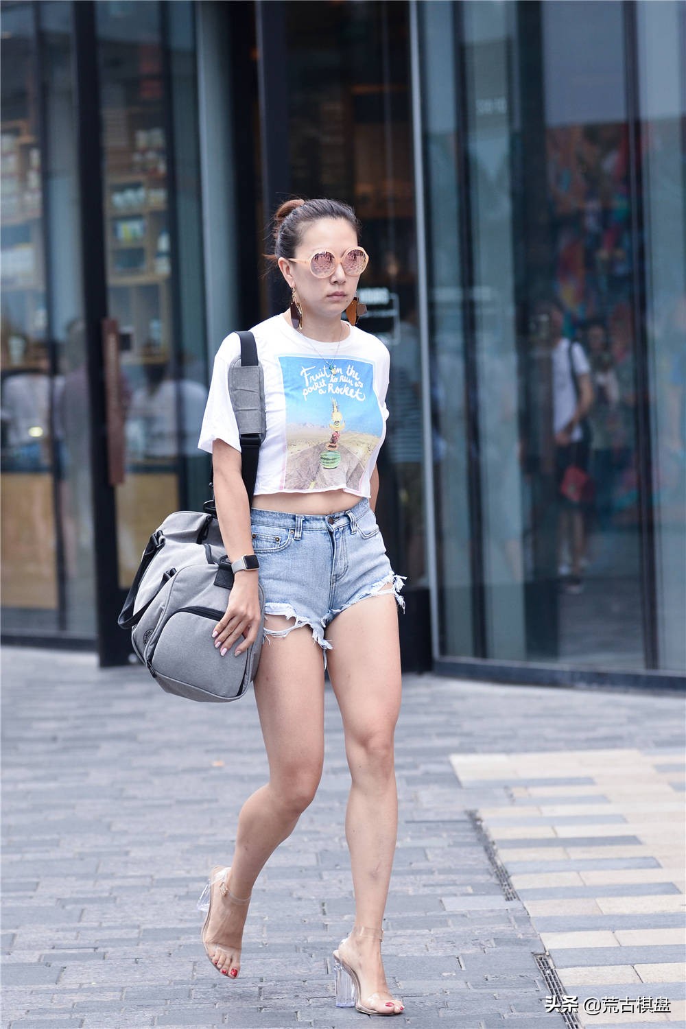过膝牛仔短裤宽松最个性搭配,牛仔小众短裤搭配什么鞋子