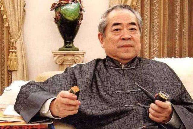 范曾和启功谁的艺术成就地位高,启功评价范曾的书法