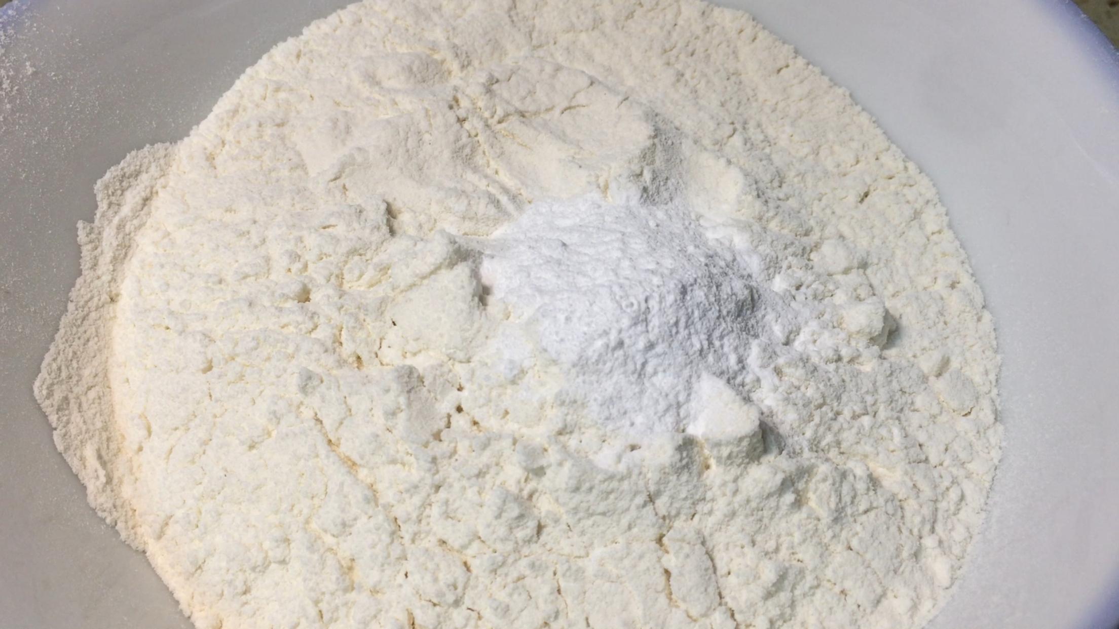 泡打粉和酵母粉一起和面有危害吗,泡打粉和酵母粉一起做发糕怎么放