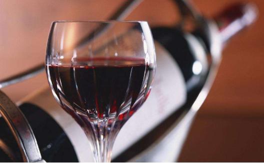 怎么从包装上区分一瓶红酒的真假,进口红酒有750ml标识就是假的吗