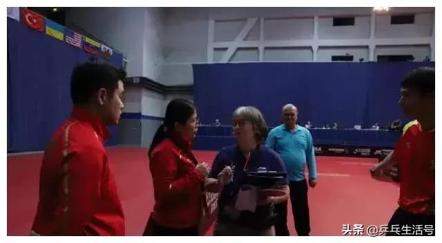 周雨反手撕乒乓球,周雨撕球拍胶皮视频