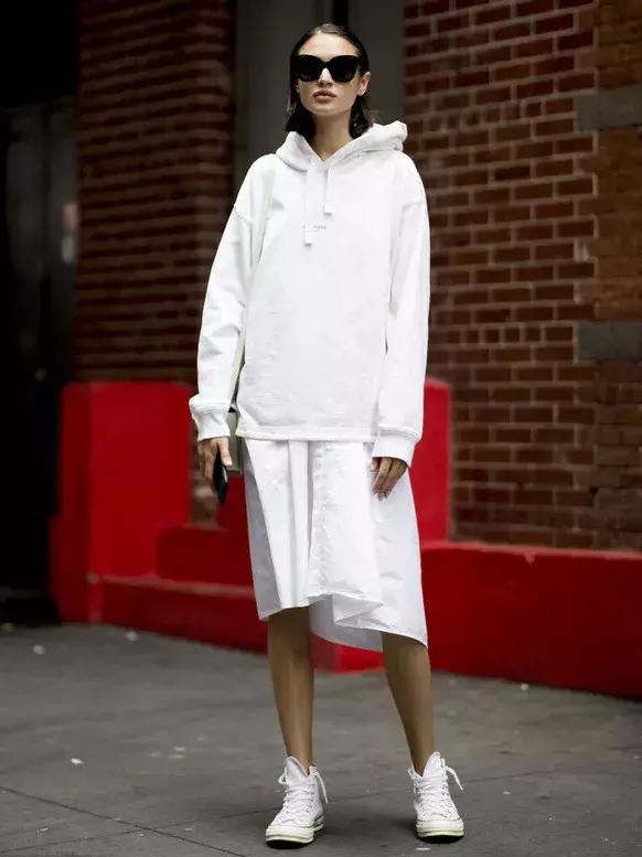 温度低穿的衣服,冬天穿宽松的卫衣怎么搭配