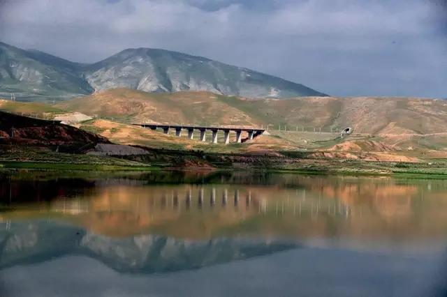 在公路旁随手一拍都是美景,中国有一条公路每一公里都是美景
