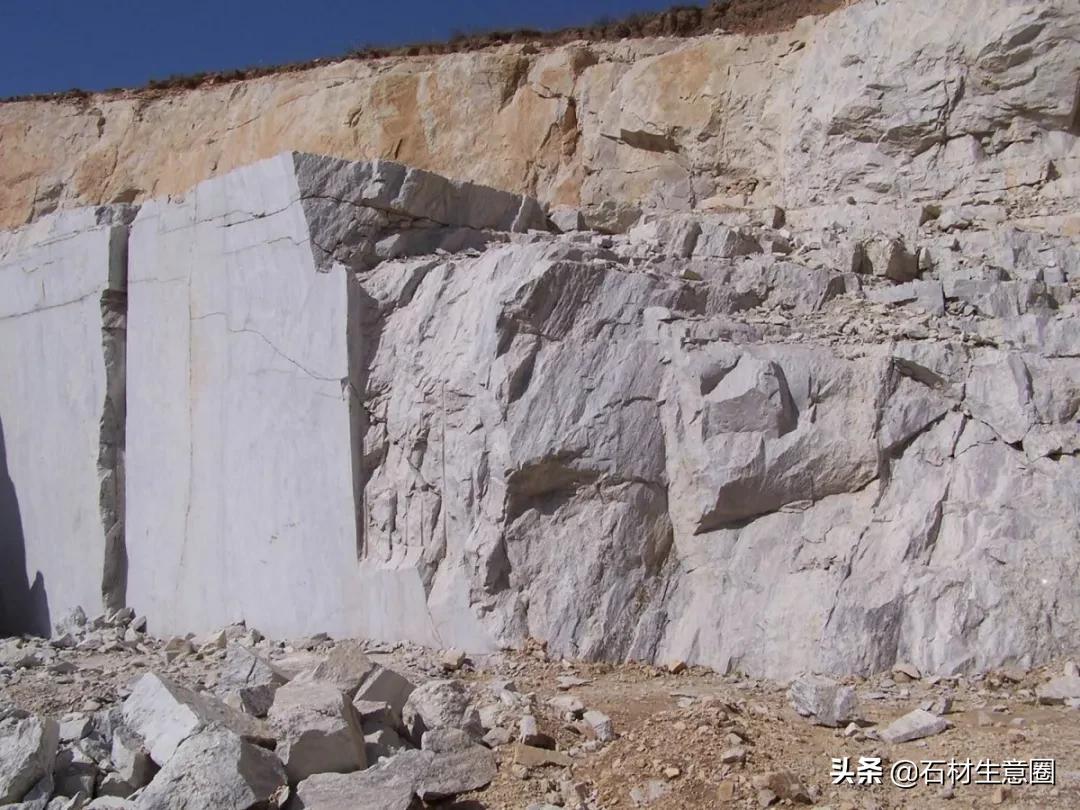 草原上的褐色石头,花岗岩草原绿石材