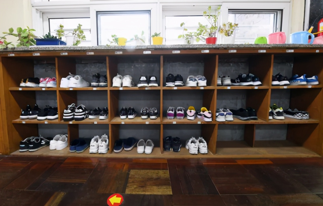 韩国人对拖鞋情有独钟？地铁穿拖鞋，上班也穿拖鞋？确实奇葩