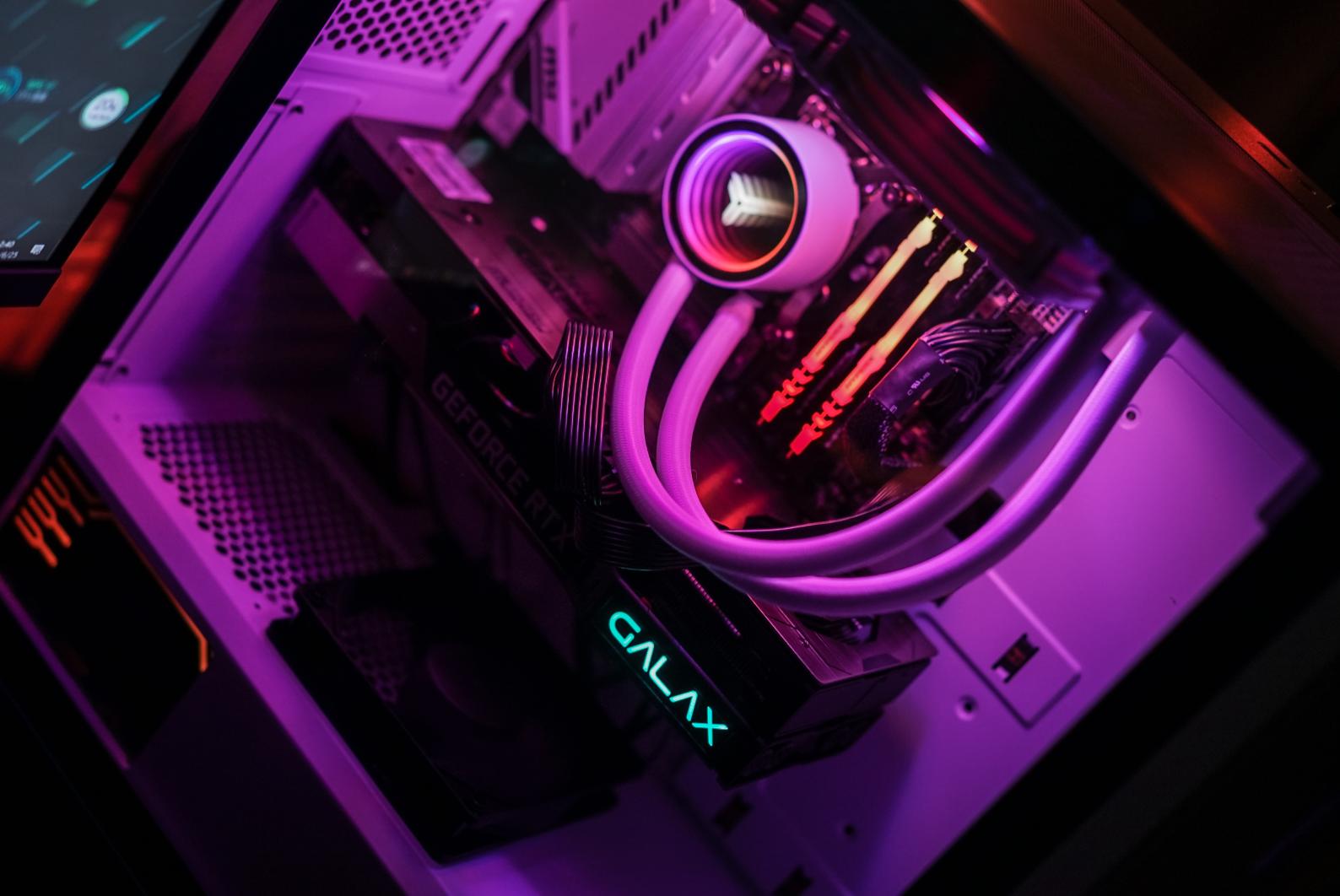 618装机用金士顿雷电RGB内存条？实测下来真的有点小惊喜