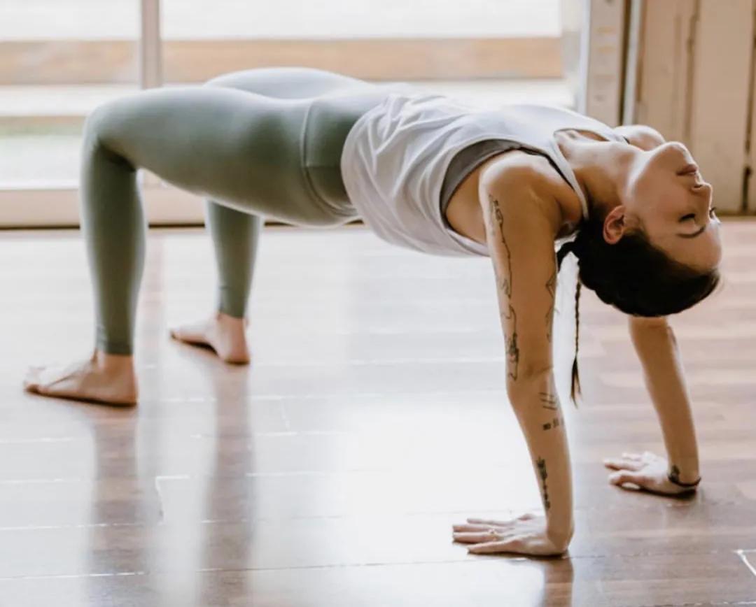 全网公认最有效美背体式,6分钟女性练背的最佳动作和顺序