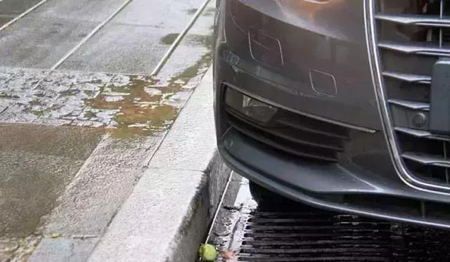后轮掉下路肩蹭坏保险杠,车前保险杠下面蹭到路肩石