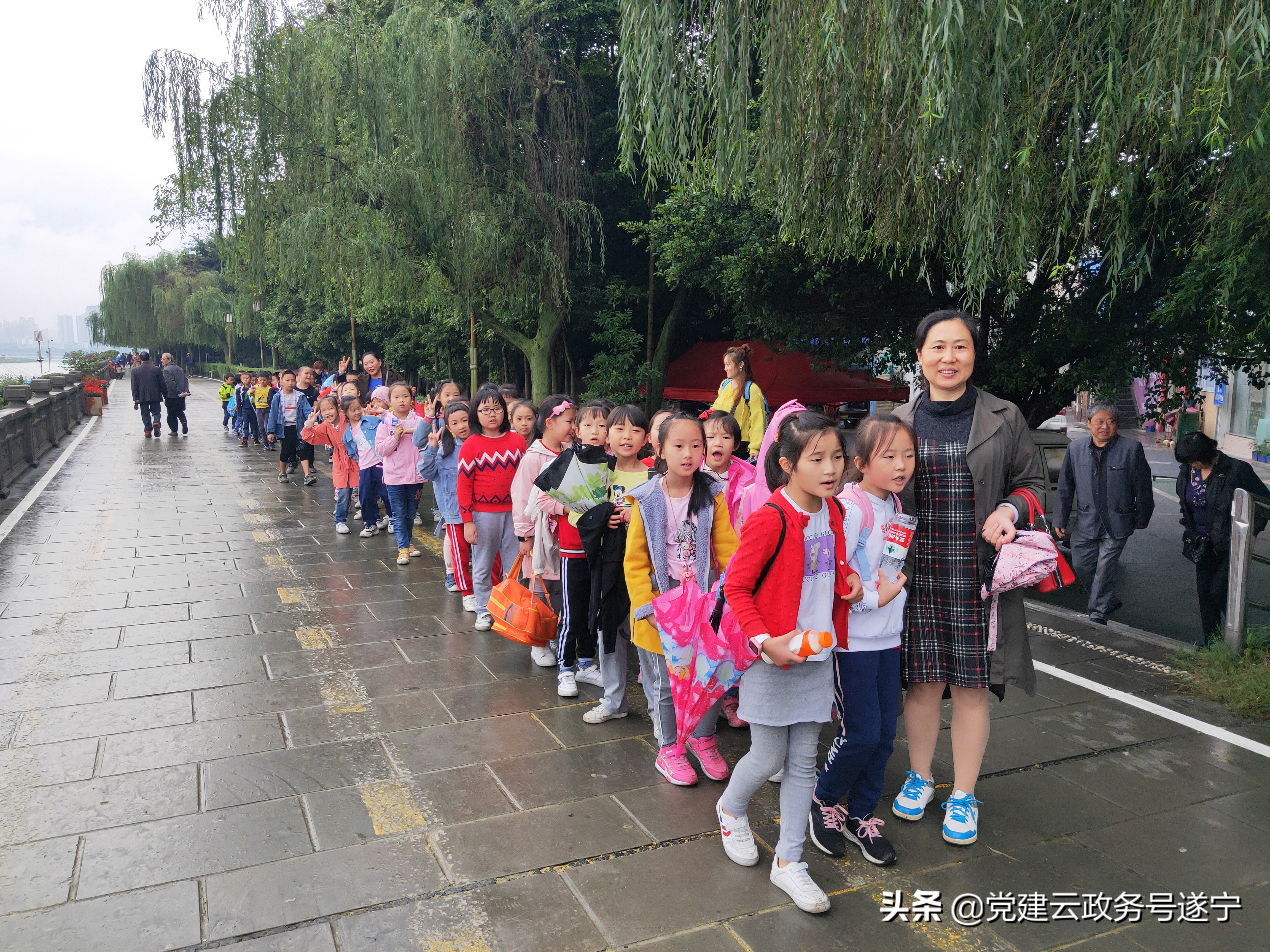 冬季综合实践活动小学,小学生秋季远足实践活动简报