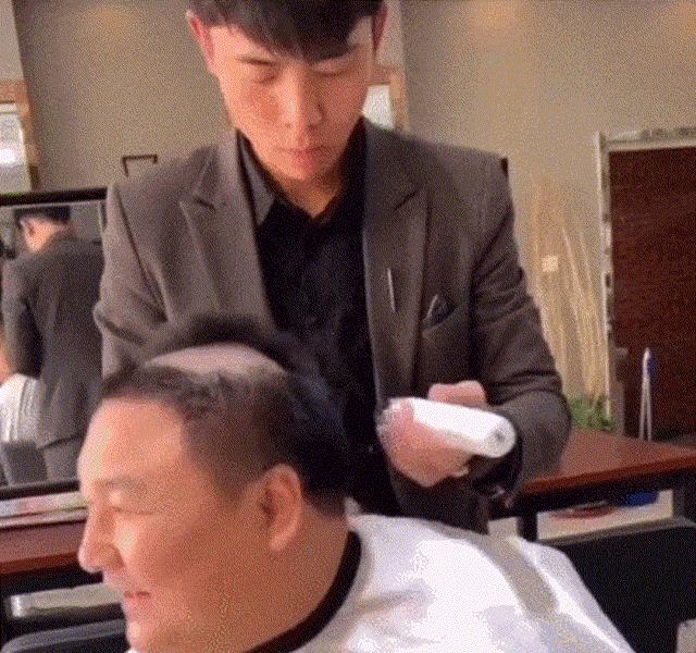 女生看到可怕的一幕,女生看到帅哥的眼神好吓人