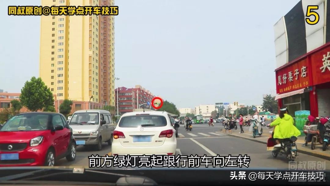 直行右转弯车道要不要看信号灯,路口怎么看信号灯右转弯正确走法