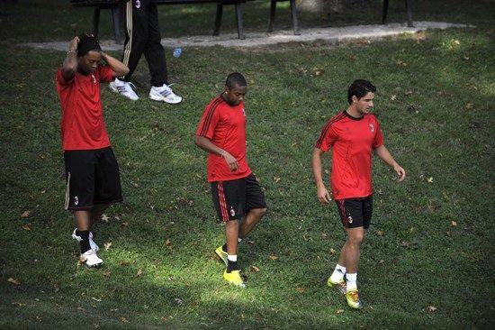 小罗困境时为什么不找梅西帮忙,小罗祝贺梅西夺金球