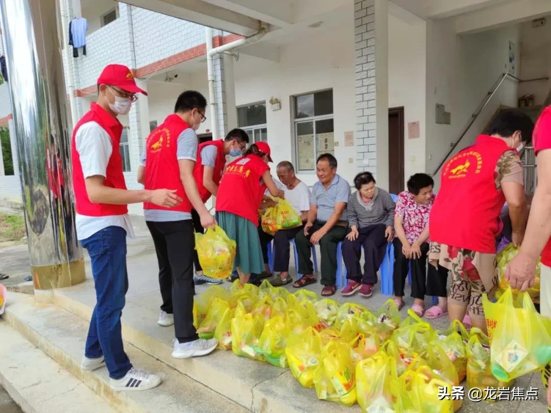 志愿者红马甲走进老人院,红马甲志愿者走访孤寡老人