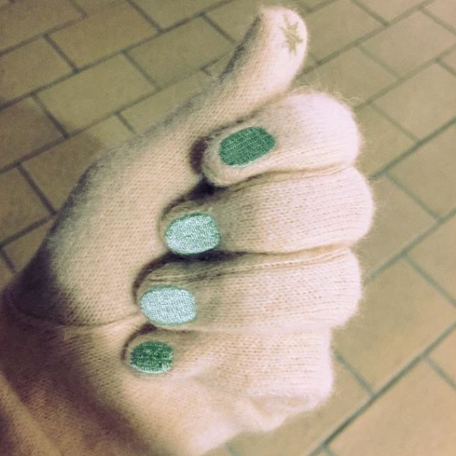 有人看见这篇文章出个可替换甲片的指甲油手套，我绝对第一个下单