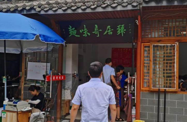 成都最火的板凳面,成都最牛鳝鱼面100块