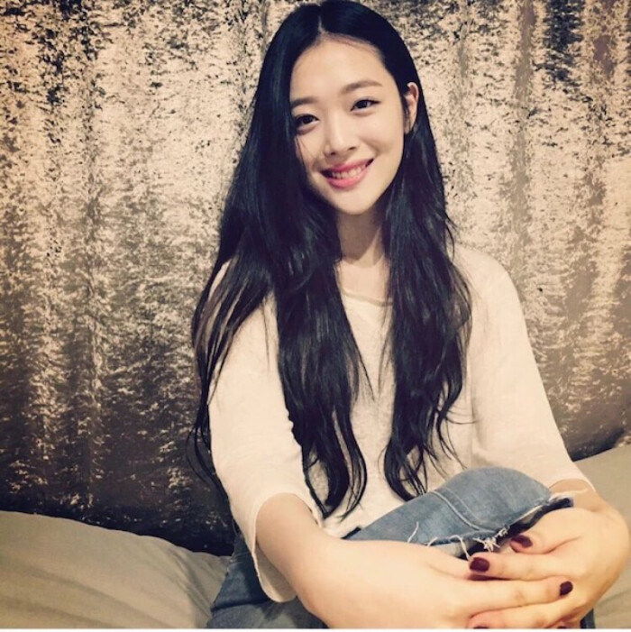 iu悼念雪莉的图片,iu得知雪莉去世崩溃大哭