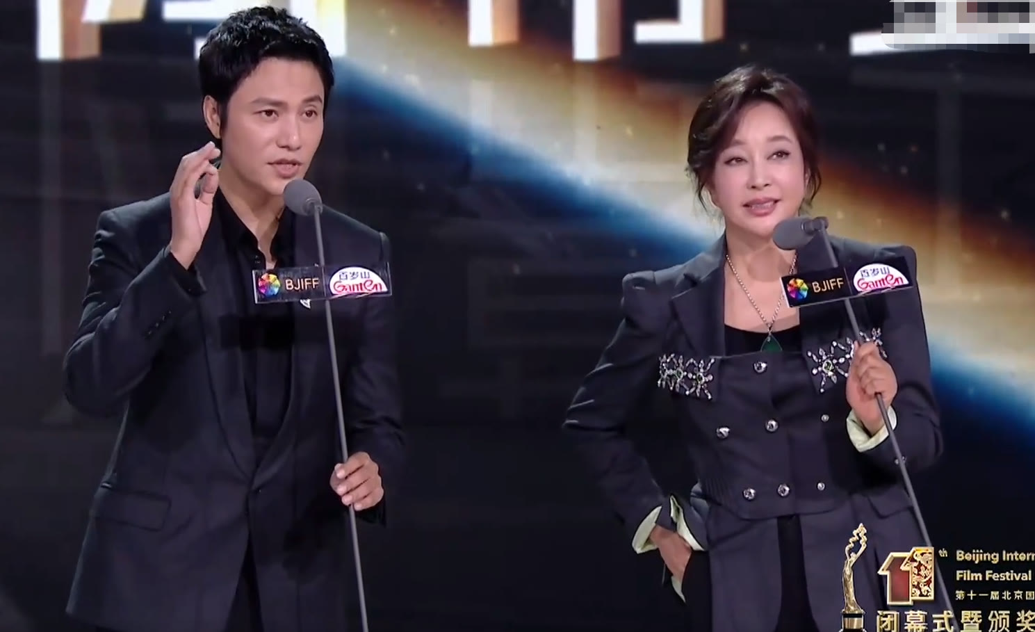 67岁刘晓庆穿白西装,刘晓庆终于认真穿搭了图片