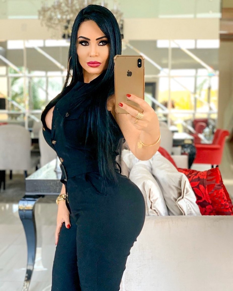 她是巴西的律政新人，热爱健身，丰盈的体型有着极致的曲线之美