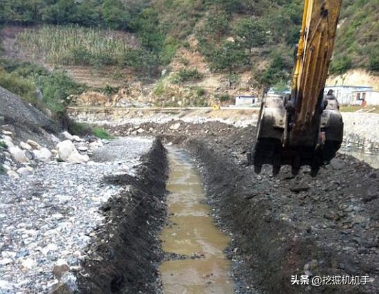 挖掘机大师级挖沟技巧,挖掘机挖沟两边放坡技巧