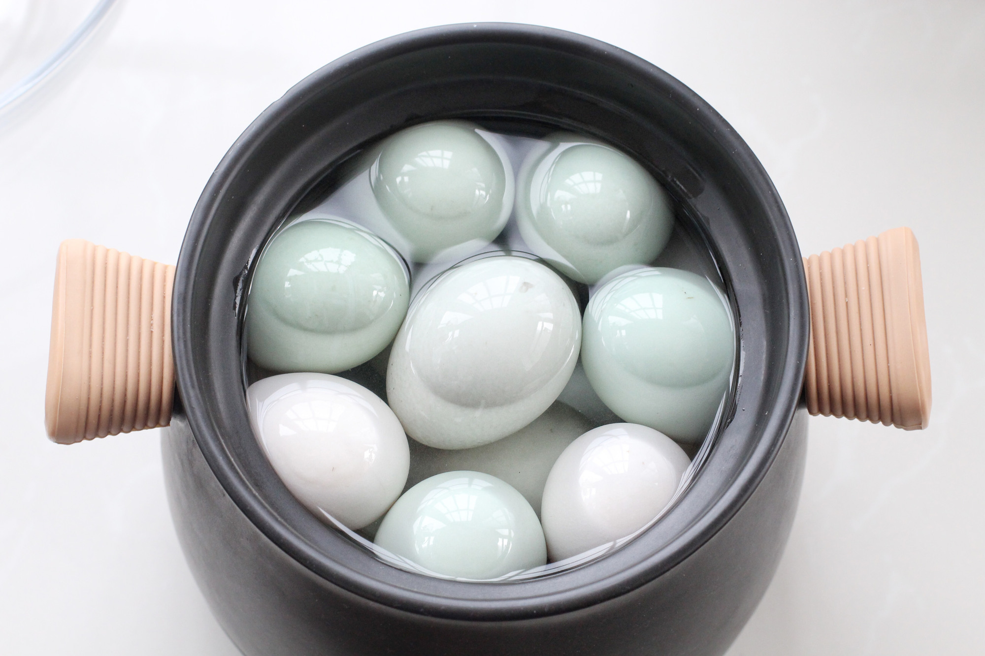 老式腌鸭蛋流油的方法,70岁老人腌鸭蛋的做法