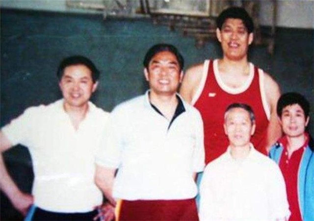 中国第一中锋穆铁柱,穆铁柱墓地