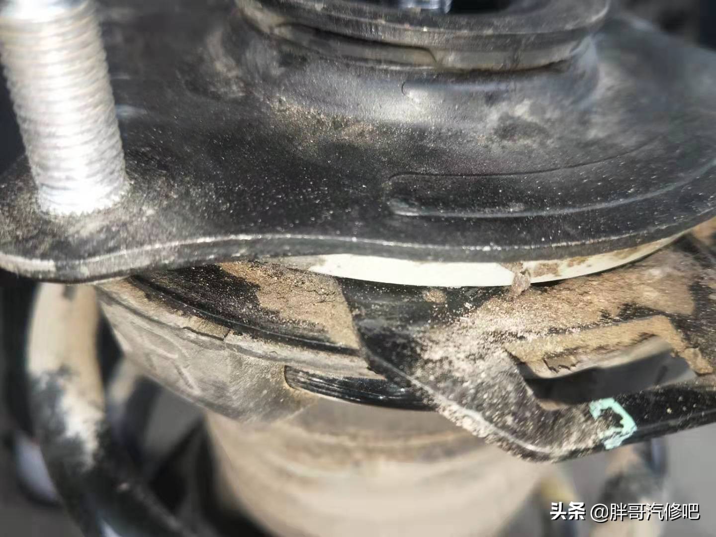 底盘减震器异响,打方向减震器响底盘异响