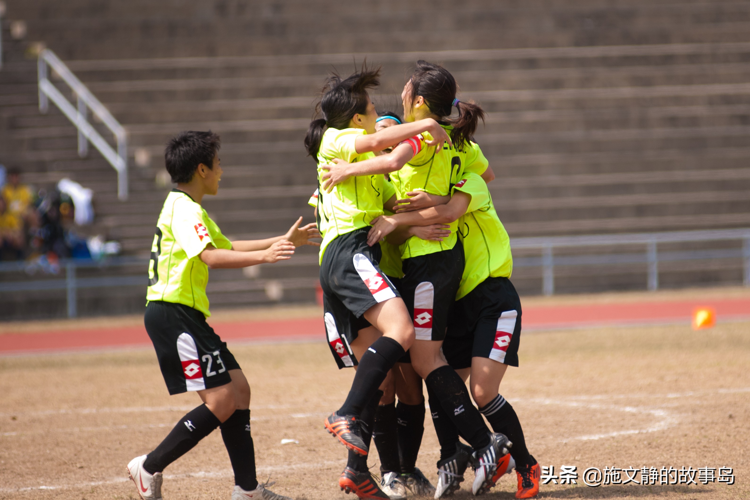 这个女生追着梦跑了二十年，终于把自己踢进了足球之梦