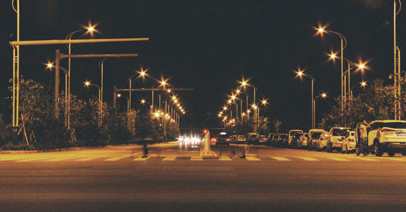 我深夜开出租，男子3次出高价托我捎东西，偷偷拆开我颤抖了